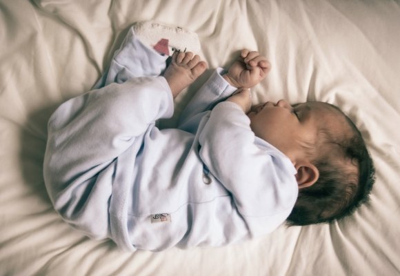 Les 4 astuces pour apaiser le sommeil de bébé